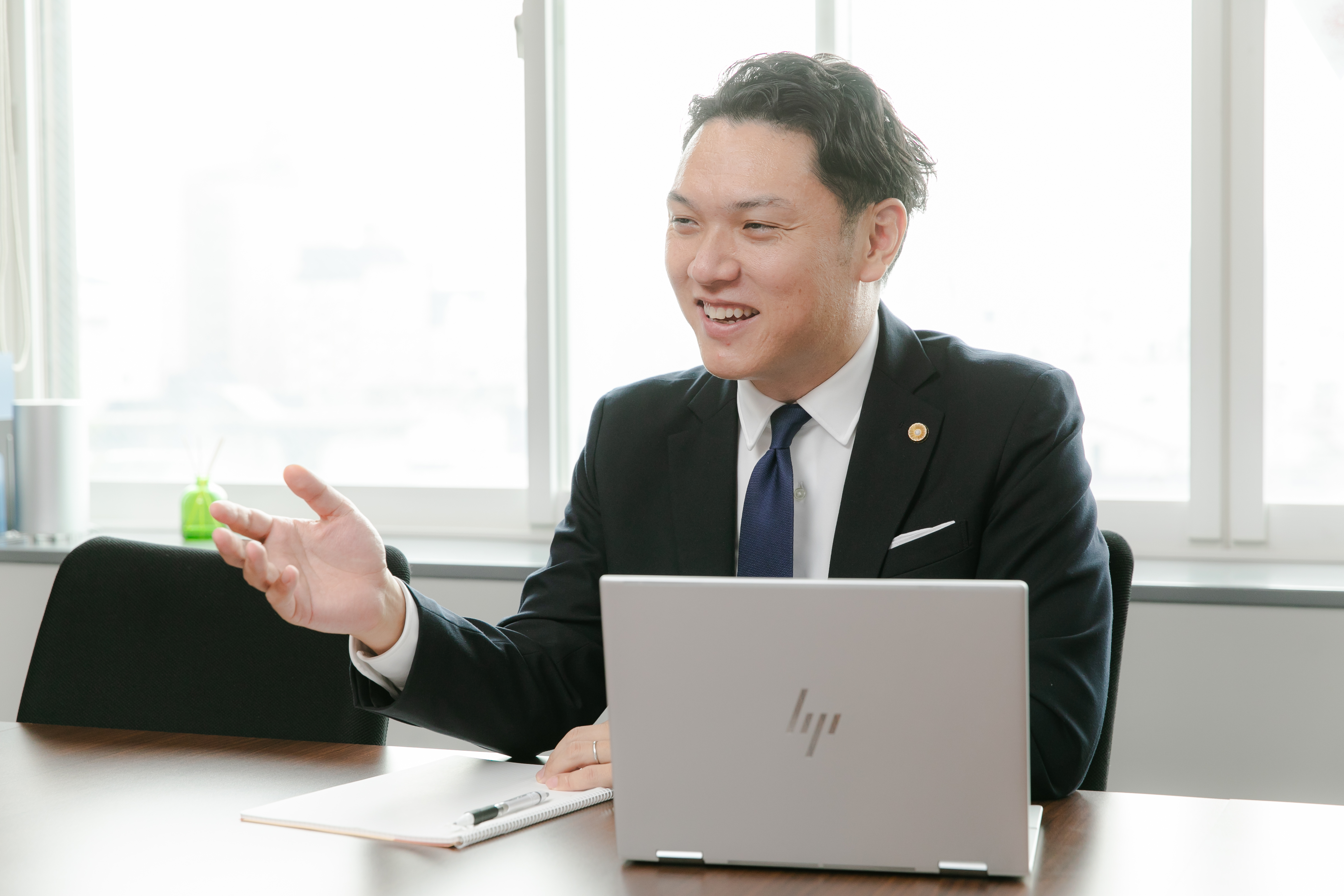 弁護士 小前田宙 相談中の様子